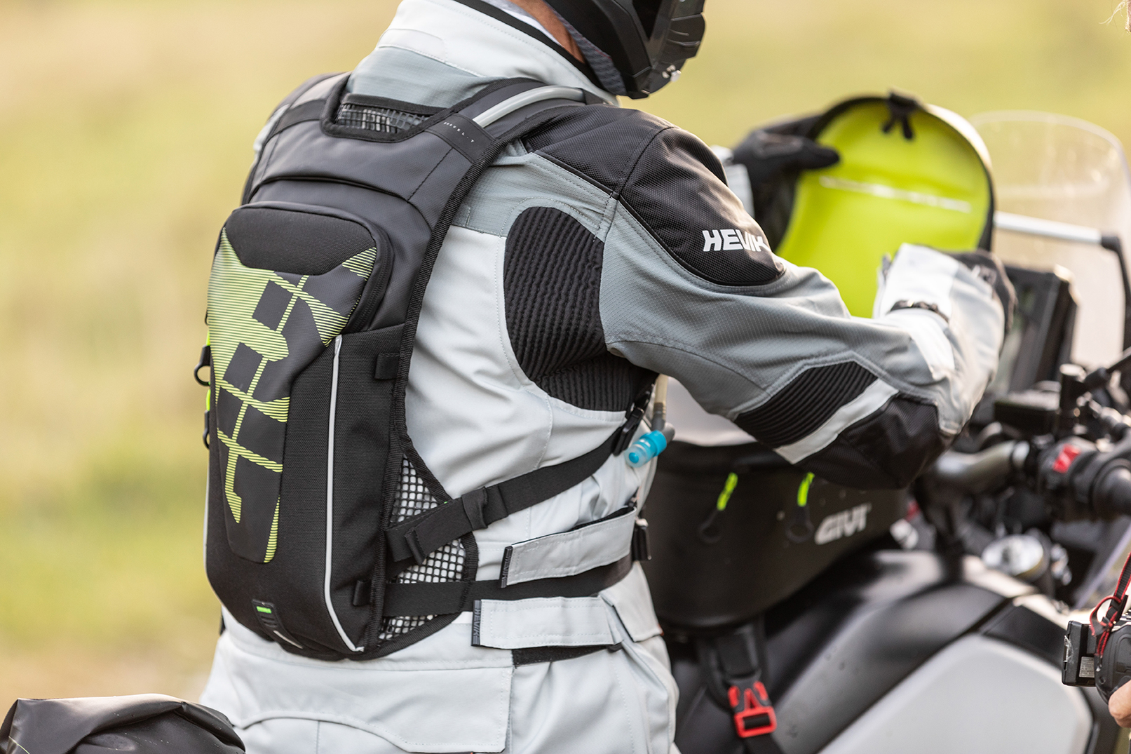 A+TODOS+LOS+APASIONADOS+DEL+OFF-ROAD%2C+Y+NO+SOLO+A+ELLOS%2C+GIVI+PRESENTA+LA+NUEVA+MOCHILA+CON+BOLSA+HIDRAPAK+INTEGRADA+GRT719+Y+LA+BOLSA+HYDRAPAK+ELITE+T523